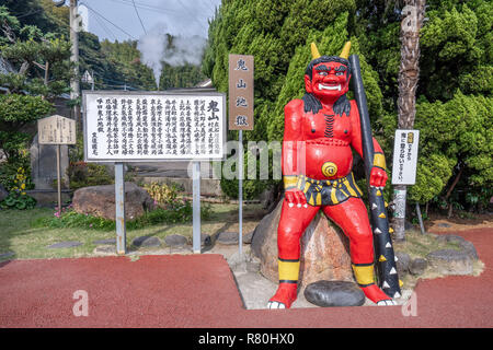 Beppu, Oita, Giappone, 8 Novembre 2018: Oniyama Jigoku (Oniyama Inferno) stagno in autunno, che è uno dei più famosi hot springs viewpoint, rappresentanza ha Foto Stock