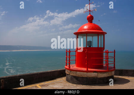 Il faro rosso sulla costa dell'Oceano Atlantico in Portogallo Foto Stock