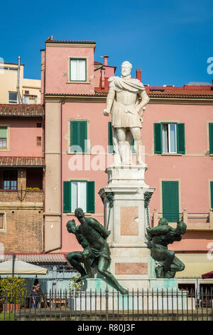 Il Monumento dei Quattro Mori di Livorno, Italia. È dedicata al Granduca Ferdinando I de' Medici di Toscana.La statua con nero le caratte africana Foto Stock
