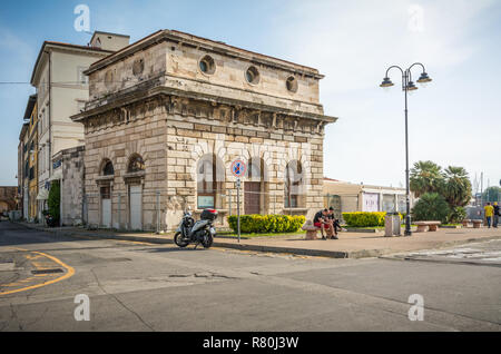 Edificio storico vicino al porto di Livorno Foto Stock