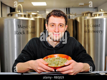 Il birraio e tenendo il luppolo a West Coast Rock micro birreria attaccata alla camera Brew pub,Blackpool Foto Stock