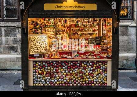 Vienna, Austria - 21 dicembre 2017. Stagione invernale stand con vendita di Natale ornamenti di vetro e souvenir al tradizionale mercato di Natale. Fai illuminato Foto Stock