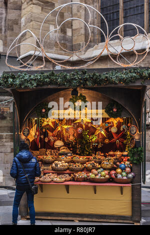 Vienna, Austria - 21 dicembre 2017. Stagione invernale stand con vendita di souvenir e regali in inverno tradizionale mercato di Natale. Illuminata Xmas fair k Foto Stock