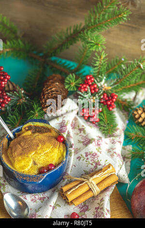 Natale e Anno Nuovo composizione con dolce di mele deliziosi dessert, rami di abete rosso, posate su blu turchese tavolo in legno superficie, copia spice, H Foto Stock