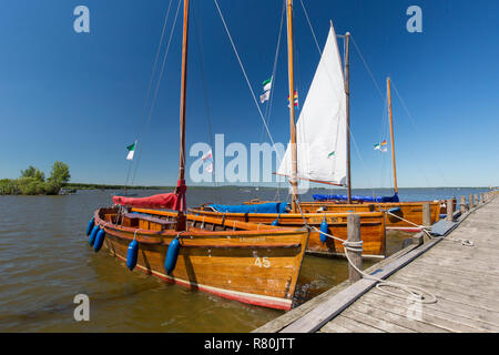 Storico di barche a vela (Auswanderer) in corrispondenza di un pontile sul Lago Steinhude. Bassa Sassonia, Germania Foto Stock