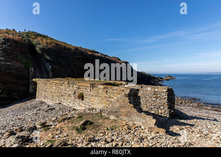 Dyke bridge in rovine verso una vecchia fabbrica elettrica sul Ilot du Diable in Roscanvel (Finisterre, Francia) Foto Stock