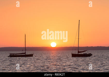 Storico ormeggiate barche a vela (Auswanderer) sul Lago Steinhude al tramonto. Bassa Sassonia, Germania Foto Stock