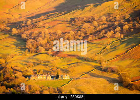 Cercando di fronte al vecchio Kelsick Grammar School di Ambleside da Todd roccioso, Lake District, UK. Foto Stock