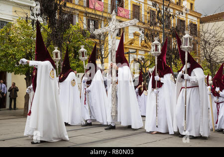 I penitenti a la Semana Santa (Pasqua) di Siviglia. Provincia di Siviglia, Andalusa, Spagna. Foto Stock