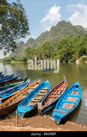 Di Hpa-an, MYANMAR - 19 novembre, 2018: immagine verticale della parte esterna della grotta Sadan e alcune barche tradizionali in Hpa-An, Myanmar Foto Stock