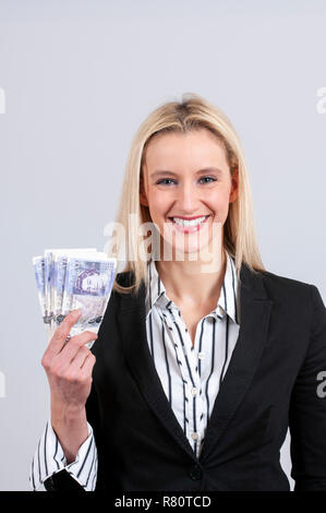 Bella bionda business woman holding Pound sterling cash Foto Stock