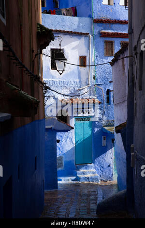 Il Marocco, Chefchaouen, Medina, case blu al raccordo di wet strette stradine della città vecchia Foto Stock