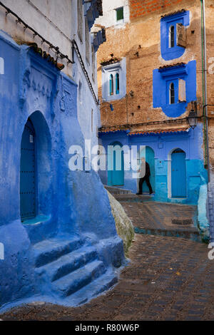 Il Marocco, Chefchaouen, città blu, Medina, tradizionale blu e giallo ocra case dipinte in corsia stretta Foto Stock