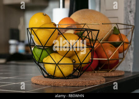 Gli agrumi in una ciotola su un banco di cucina Foto Stock