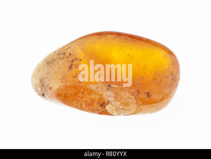 La fotografia macro di naturale minerale da collezione geologica - giallo lucido spessartine granato pietra preziosa su sfondo bianco Foto Stock