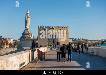 Torre di Calahorra, Torre de la Calahorra in corrispondenza di un lato del ponte romano di Cordova, Andalusia, Spagna. Foto Stock