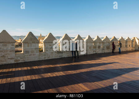 I visitatori sulla sommità della torre di Calahorra, Torre de la Calahorra in corrispondenza di un lato del ponte romano di Cordova, Andalusia, Spagna. Foto Stock