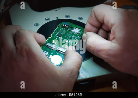 Close-up le foto che mostrano il processo di telefono cellulare la riparazione Foto Stock