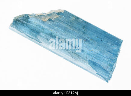 La fotografia macro di naturale minerale da collezione geologica - acquamarina ruvida (berillo blu) crystal su sfondo bianco Foto Stock