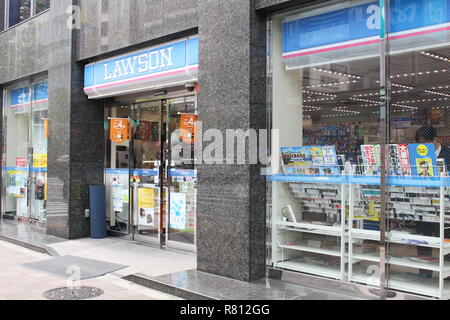 Un Lawson convenience store in Tokyo Kayabacho del distretto. Foto Stock