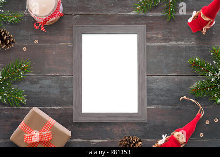 Foto di Natale cornice per foto o testo di saluto mockup. Vista dall'alto di scena sul tavolo di legno. Doni e albero accanto a. Foto Stock