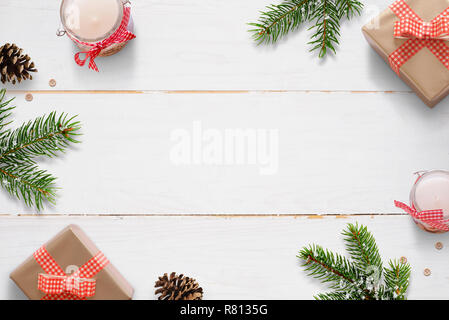 Natale Capodanno doni e decorazioni su bianco tavolo in legno. Vista scena con copia spazio in mezzo. Foto Stock