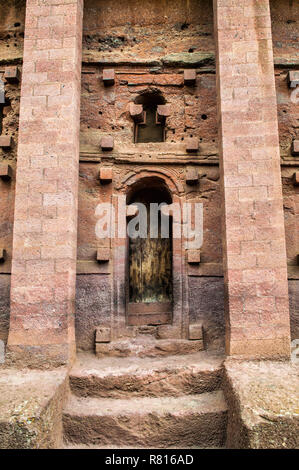 Roccia monolitica-cut Chiesa di Bete Medhane Alem, Sito Patrimonio Mondiale dell'UNESCO, Lalibela, Amhara Region, Etiopia Foto Stock