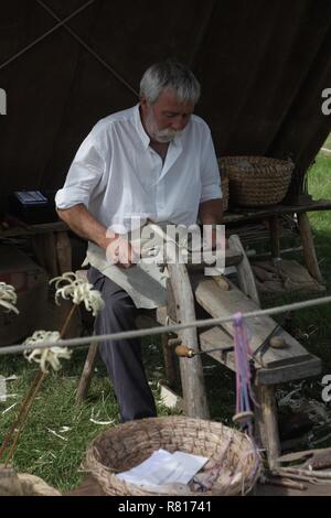 Falegname tradizionale a un festival vintage nel Wiltshire Foto Stock