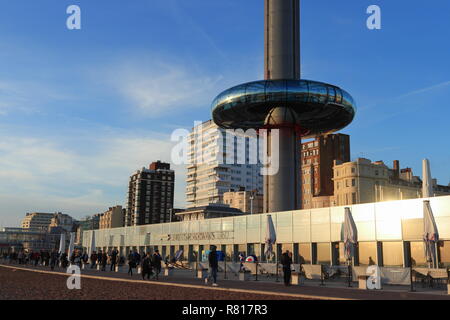 BRIGHTON, East Sussex, England, Regno Unito - 13 novembre 2018: British Airways i360 torre di osservazione, situato sul lungomare di Brighton, al tramonto. Foto Stock