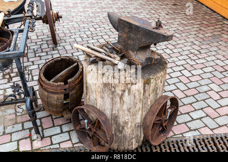 Vintage rusty incudine fabbro con strumenti per la lavorazione del ferro Foto Stock