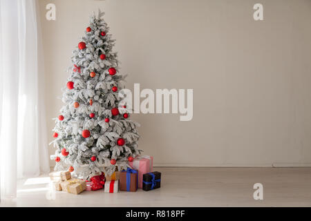 Casa natale di albero con ghirlande di luci nuovo anno bianco inverno Foto Stock