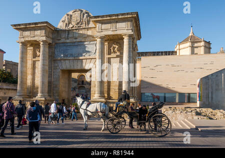 Puerta del Puente, Rinascimento Gate Bridge, la mezquita dietro il ponte romano, Cordoba, Andalusia, Spagna. Foto Stock