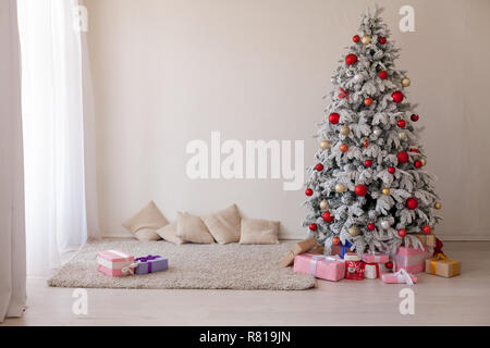 Casa natale di albero con ghirlande di luci nuovo anno bianco inverno Foto Stock