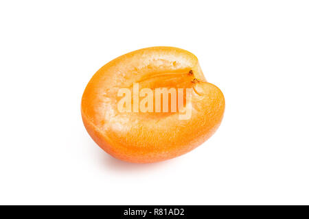 L'albicocca. Mature di albicocca fresca isolati su sfondo bianco. Albicocca in un taglio Foto Stock