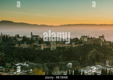 Alhambra di Granada in serata con il tramonto in background e paesaggio Foto Stock