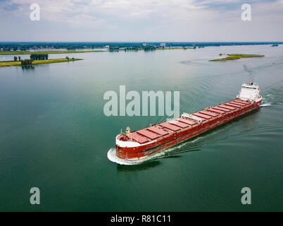 Nave da carico vicino al Porto di Montreal sul Fiume St-Lawrence Foto Stock