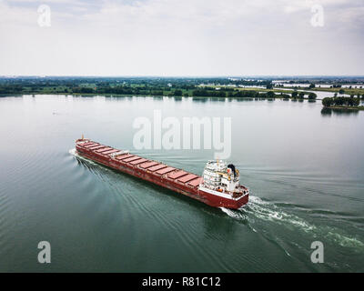 Nave da carico vicino al porto di Montreal sul fiume St. Lawrence Foto Stock