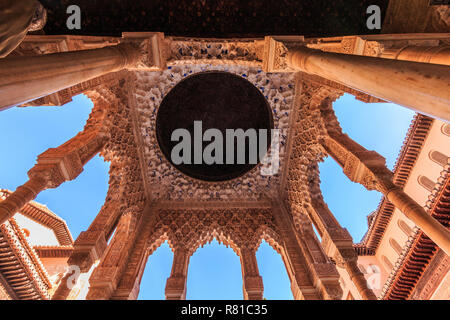 Nasrid palazzo della Alhambra di lions di corte in una prospettiva diversa Foto Stock