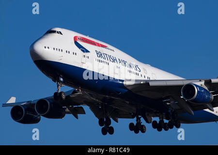 British Airways Boeing 747 Jumbo Jet visto lo sbarco presso il London Heathrow Airport LHR / EGLL in Inghilterra. Il velivolo è un Boeing 747-400 con registrazione G-BYGB, è equipaggiato con 4 RR RB.211 motori e i suoi battenti dal gennaio 1999. British Airways opera 35 Boeing 747 tipo di velivolo, tutti verrà ritirato dal 2024. BA o BAW è un membro di oneworld alleanza aerea. Foto Stock