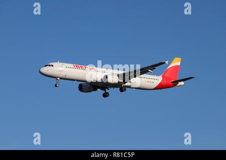 Iberia Airbus A321-200 aereo è visto l'atterraggio all'aeroporto di Londra Heathrow in Inghilterra. Il velivolo ha il nome di Mérida con configurazione di 200 sedi di economia, con registrazione CE-IJN e il suo dotato di 2 CFM motori56-5. La compagnia aerea è un aviazione oneworld alliance member e collega la capitale della Spagna Madrid a Londra. Foto Stock