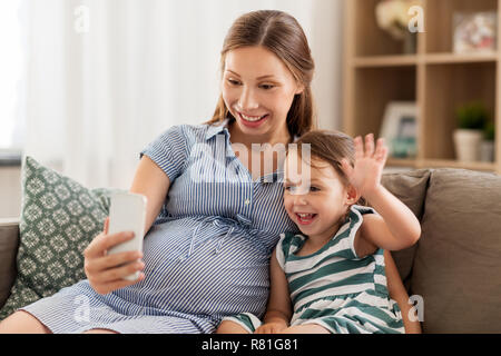 Gravidanza madre e figlia avente la video chat Foto Stock