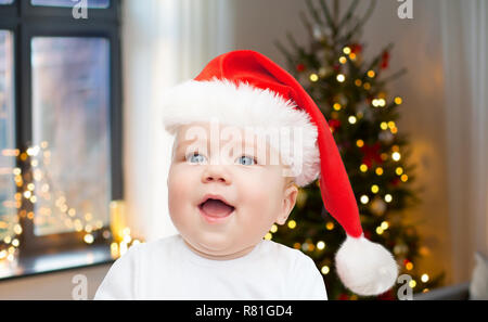 Chiusura del bambino più piccolo in santa hat sul Natale Foto Stock