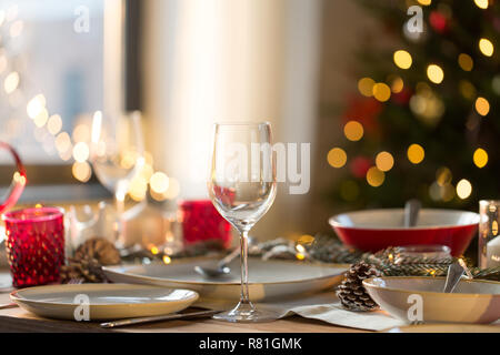 Impostazione tabella per la cena di Natale a casa Foto Stock