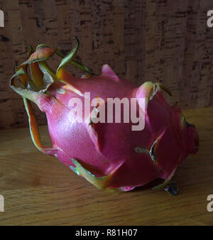 Esotica frutta drago, rosa-pelato mature pitahaya frutto anche chiamato Hylocereus undatus sul tavolo di legno Foto Stock