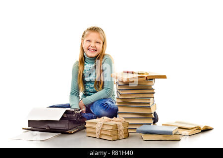 Bambina con un sacco di libri di isolati su sfondo bianco Foto Stock