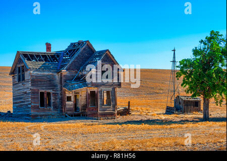 Dufur, Oregon, Stati Uniti d'America - Luglio 19, 2017: Old Homestead home lasciata decadere nel centro di Oregon. Foto Stock