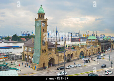 Amburgo, Germania - 18 giugno 2018: Persone a Landungsbrücken (l'Amburgo stazione d'acqua). Amburgo è la seconda città più grande della Germania con un laborato Foto Stock