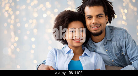 Felice americano africano giovane costeggiata Foto Stock