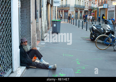 TOULOUSE, Francia - 13 agosto 2017: uomo senza tetto a mendicare per le strade di Tolosa. Tolosa è la terza città più grande della Francia Foto Stock