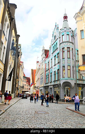 TALLINN, Estonia - 30 agosto 2018: vista di edifici su Pikk street Foto Stock